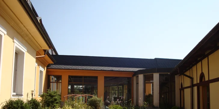 Lázeňský pobyt v Klášterci nad Ohří: snídaně či polopenze, vstup do bazénu s vířivkou a solné jeskyně