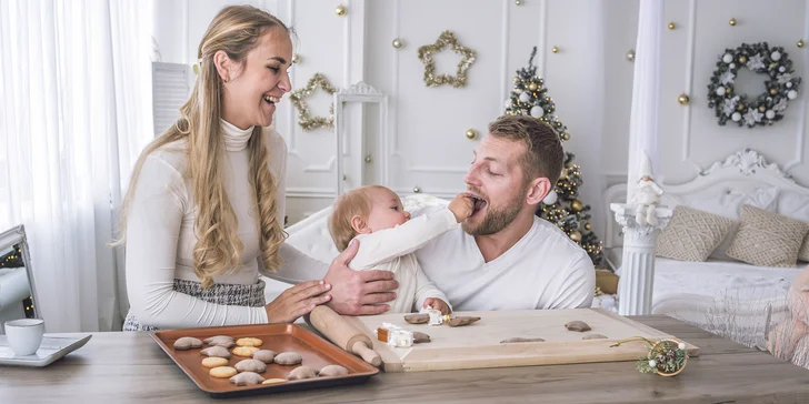 Vánoční focení ve studiu pro 5 osob: 10 upravených snímků, vyzdobený ateliér, na výběr 3 pobočky