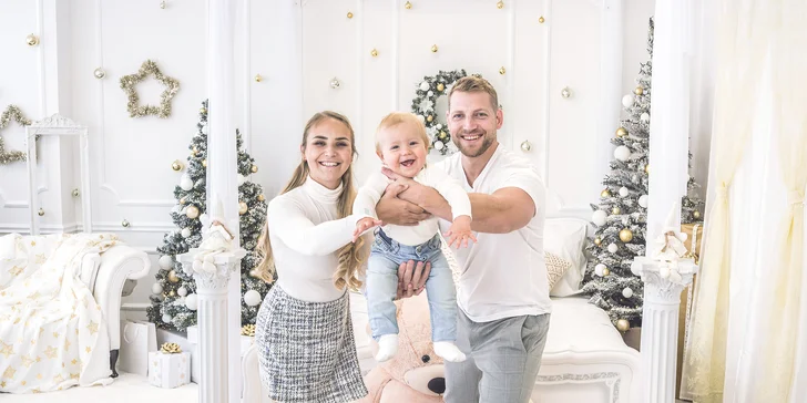 Vánoční focení ve studiu pro 5 osob: 10 upravených snímků, vyzdobený ateliér, na výběr 3 pobočky