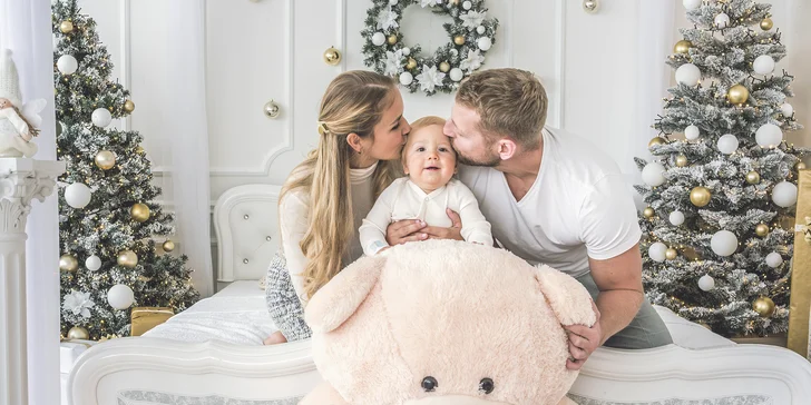Vánoční focení ve studiu pro 5 osob: 10 upravených snímků, vyzdobený ateliér, na výběr 3 pobočky