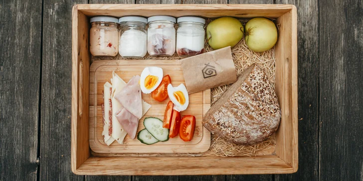 Netradiční kempování v plně vybaveném posedu: skvělá snídaně i bednička dobrot na grilování