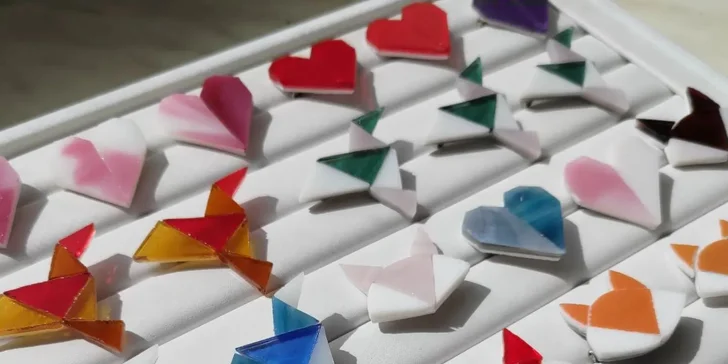 Vyrobte si vlastní brož nebo náušnice: kurz výroby skleněných šperků pro 1 osobu