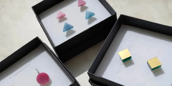 Vyrobte si vlastní brož nebo náušnice: kurz výroby skleněných šperků pro 1 osobu