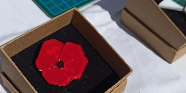 Vyrobte si vlastní brož nebo náušnice: kurz výroby skleněných šperků pro 1 osobu