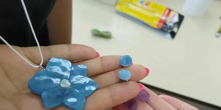 Vyrobte si vlastní brož nebo náušnice: kurz výroby skleněných šperků pro 1 osobu