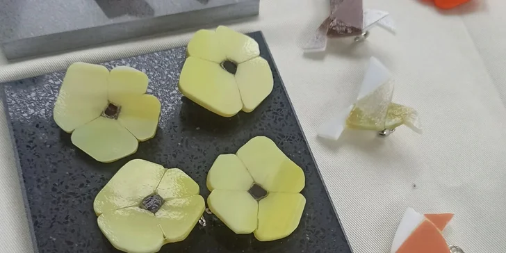 Vyrobte si vlastní brož nebo náušnice: kurz výroby skleněných šperků pro 1 osobu