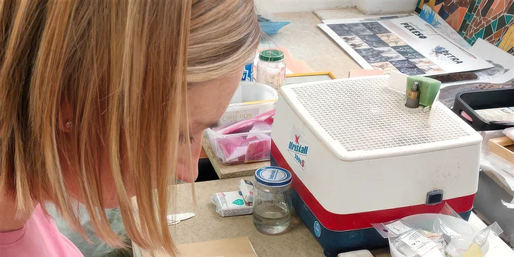 Vyrobte si vlastní brož nebo náušnice: kurz výroby skleněných šperků pro 1 osobu