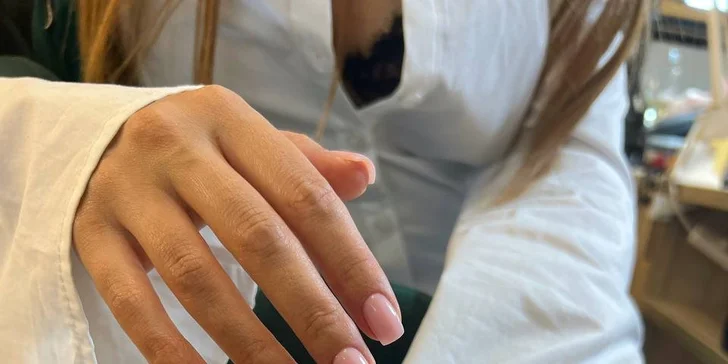 Manikúra v salonu v Libni: klasická, pánská, japonská i s gel lakem