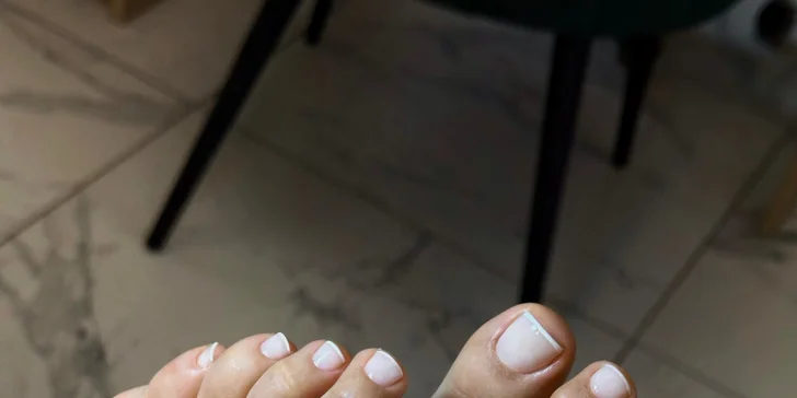 Pedikúra v beauty salonu v Libni: bez lakování, s gel lakem nebo pánská