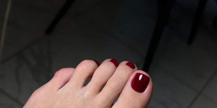 Pedikúra v beauty salonu v Libni: bez lakování, s gel lakem nebo pánská