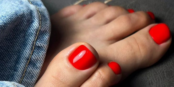 Pedikúra v beauty salonu v Libni: bez lakování, s gel lakem nebo pánská