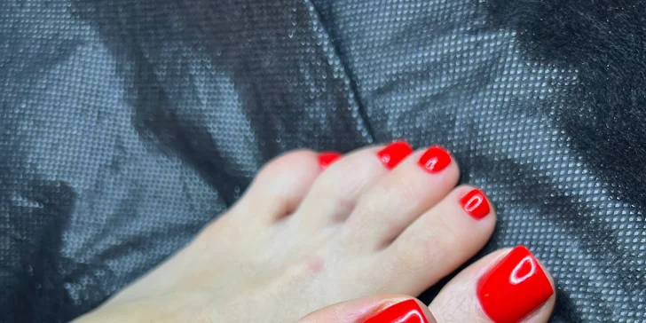 Pedikúra v beauty salonu v Libni: bez lakování, s gel lakem nebo pánská