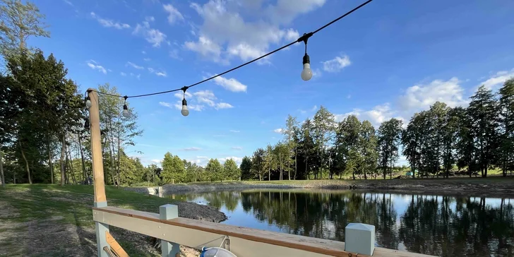 Glamping na farmě v Posázaví pro 5 osob: luxusní stan s výhledem na pastviny a koupací biotop