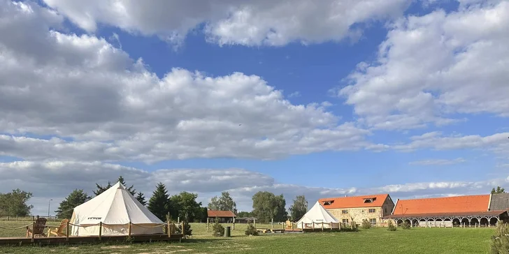 Glamping na farmě v Posázaví pro 5 osob: luxusní stan s výhledem na pastviny a koupací biotop