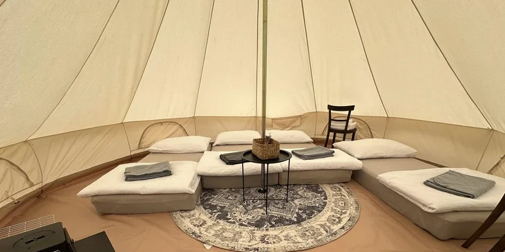 Glamping na farmě v Posázaví pro 5 osob: luxusní stan s výhledem na pastviny a koupací biotop