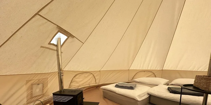 Glamping na farmě v Posázaví pro 5 osob: luxusní stan s výhledem na pastviny a koupací biotop