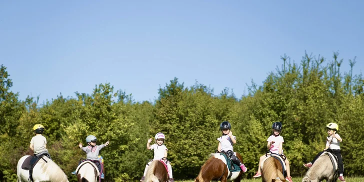 Zážitek na poníkové farmě: péče o poníky i projížďka s hledáním pokladu či plněním úkolů
