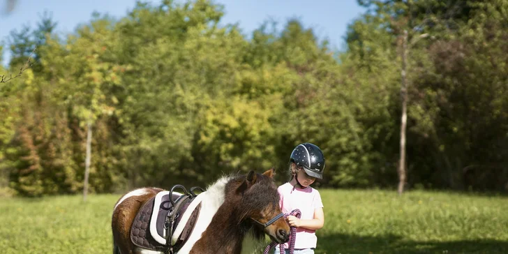Zážitek na poníkové farmě: péče o poníky i projížďka s hledáním pokladu či plněním úkolů