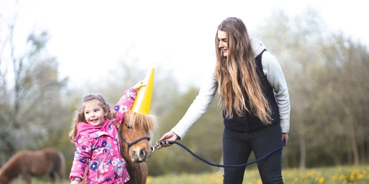 Zážitek na poníkové farmě: péče o poníky i projížďka s hledáním pokladu či plněním úkolů