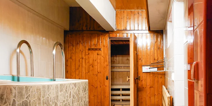 Privátní relax: 2 hodiny v sauně pro 1 až 3 osoby, odpočívárna s krbem