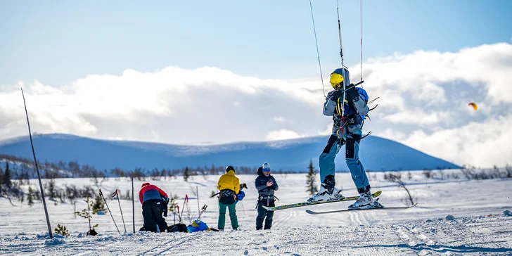 Zimní adrenalin: 1–⁠⁠⁠⁠⁠⁠2denní kurz snowkitingu se zkušenými instruktory
