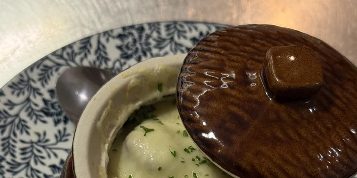 3chod. menu pro 1 či 2 osoby: boršč, bramboráčky v hrnečku i hruška Belle Hélène