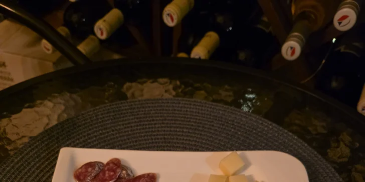 Posezení ve vinárně: 0,5 l vína z rodinného vinařství a degustační sýrovo-salámový talíř