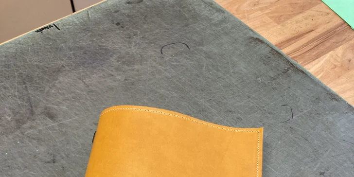 Workshopy práce s kůží: vyrobte si poznámkový blok, opasek nebo psaníčko