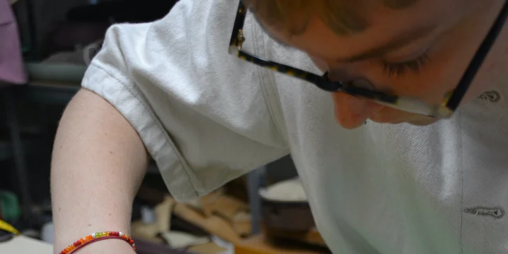 Workshopy práce s kůží: vyrobte si poznámkový blok, opasek nebo psaníčko