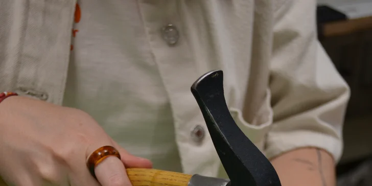 Workshopy práce s kůží: vyrobte si poznámkový blok, opasek nebo psaníčko