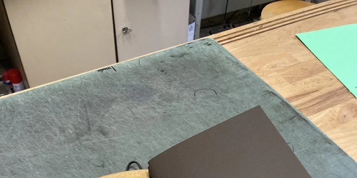 Workshopy práce s kůží: vyrobte si poznámkový blok, opasek nebo psaníčko