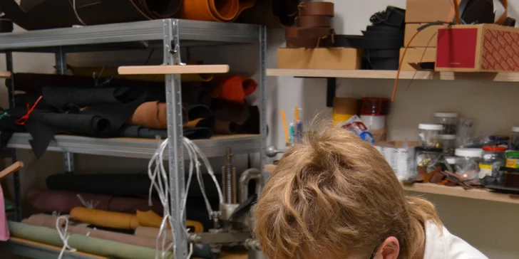 Workshopy práce s kůží: vyrobte si poznámkový blok, opasek nebo psaníčko