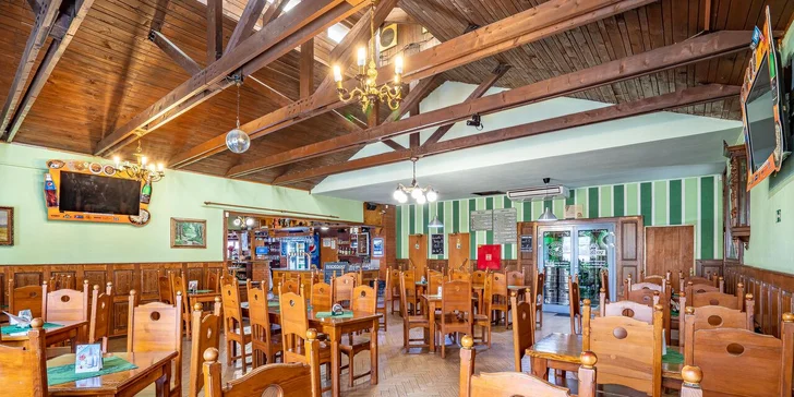 Kilový XXL bramburger s kuřecím a vepřovým masem pro 2–4 osoby