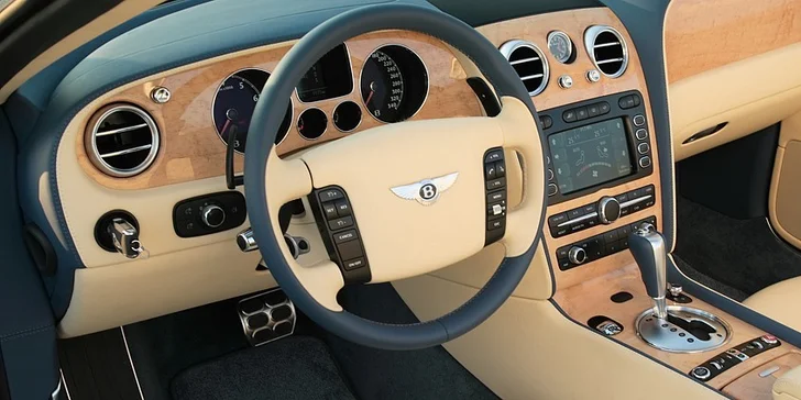 Profesionální čištění automobilu s možností tepování sedaček nebo impregnace kůže