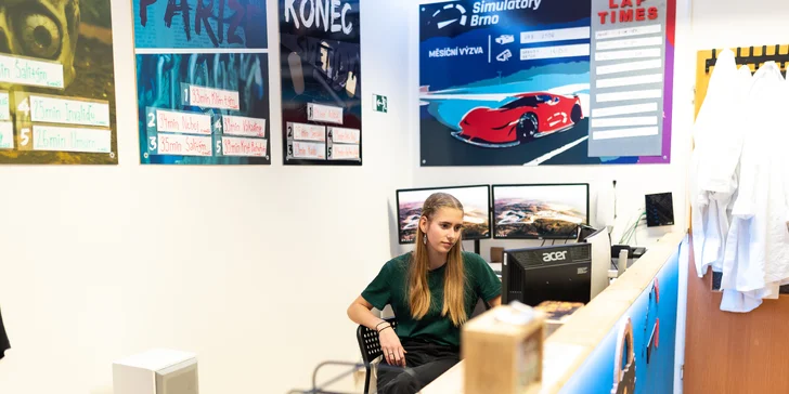 Hodina jízdy na automobilových simulátorech v centru Brna pro 1–4 závodníky
