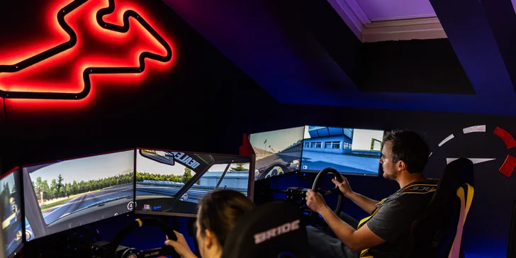 Hodina jízdy na automobilových simulátorech v centru Brna pro 1–4 závodníky