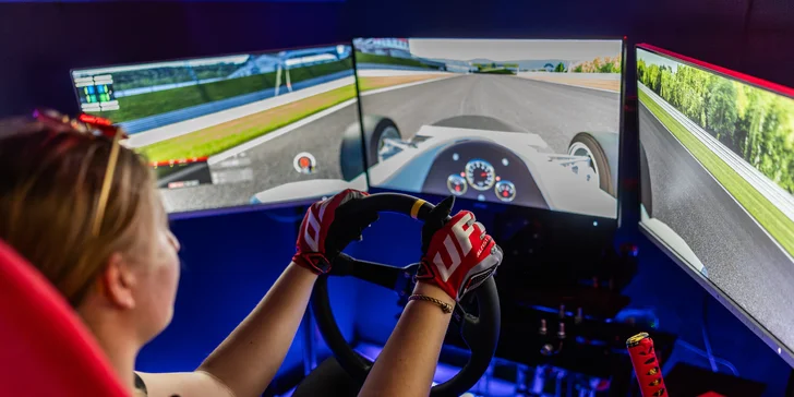 Hodina jízdy na automobilových simulátorech v centru Brna pro 1–4 závodníky