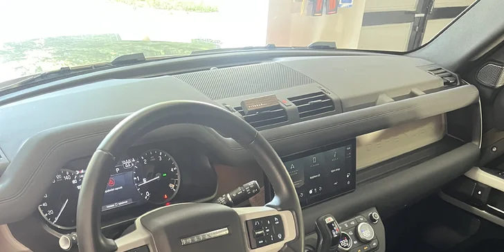 Detailní čištění interiéru i exteriéru vozu včetně ochrany laku keramickým sealantem