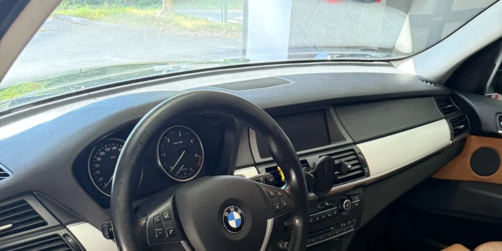 Detailní čištění interiéru i exteriéru vozu včetně ochrany laku keramickým sealantem