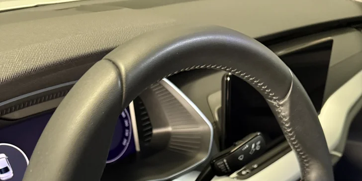 Detailní čištění interiéru i exteriéru vozu včetně ochrany laku keramickým sealantem