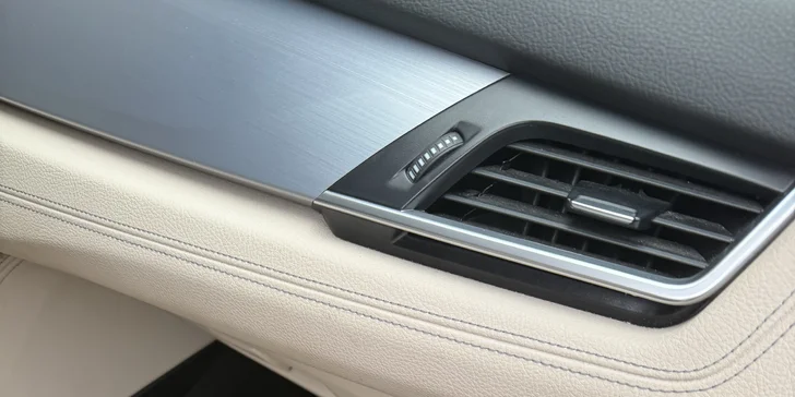 Detailní čištění interiéru i exteriéru vozu včetně ochrany laku keramickým sealantem