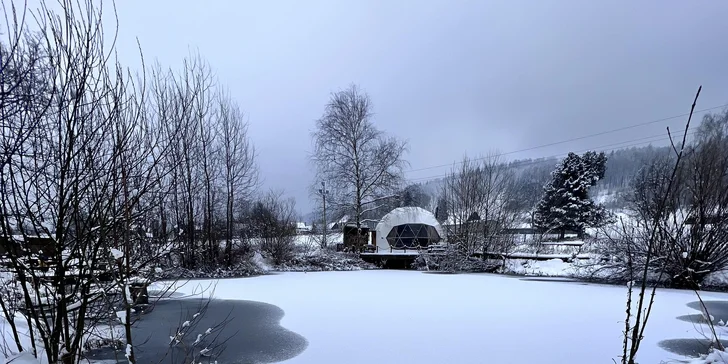 Glamping na severu Čech s rybníkem a horkou lázní: ubytování až pro 6 osob