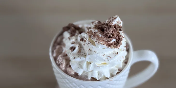 Horká čokoláda podle výběru v kavárně s dětskou herničkou