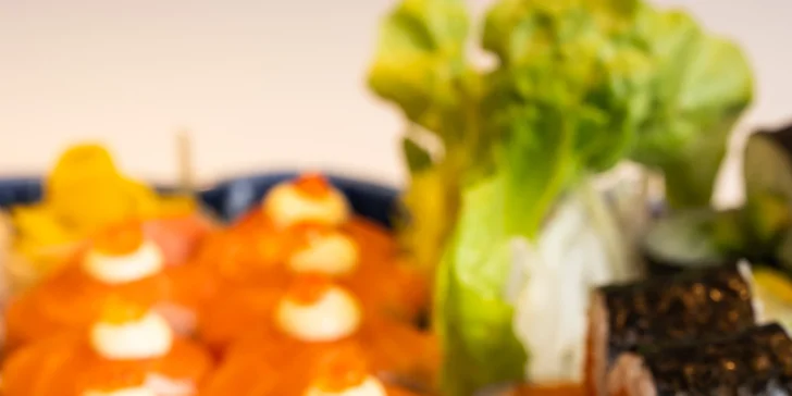 Sushi set s 50 kousky v restauraci v centru Brna: úhoř, losos, tuňák i procecco na přípitek