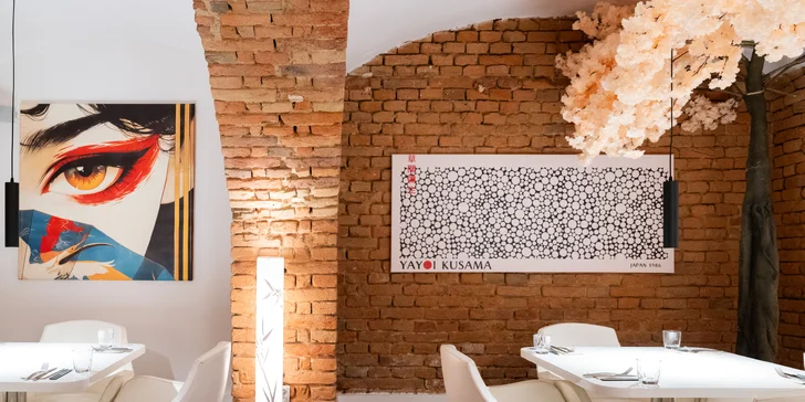 Sushi set s 50 kousky v restauraci v centru Brna: úhoř, losos, tuňák i procecco na přípitek