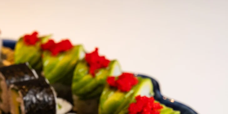 Sushi set s 50 kousky v restauraci v centru Brna: úhoř, losos, tuňák i procecco na přípitek