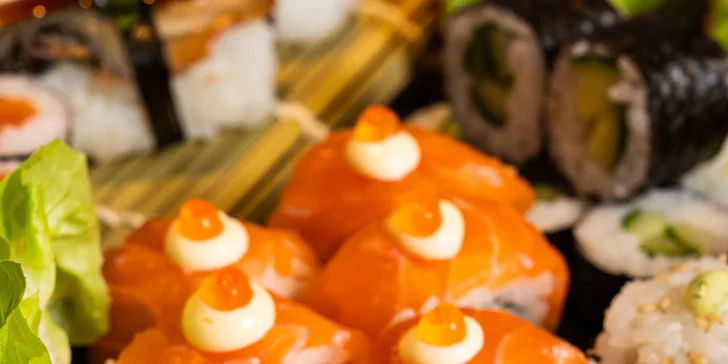 Sushi set s 50 kousky v restauraci v centru Brna: úhoř, losos, tuňák i procecco na přípitek