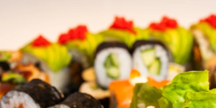 Sushi set s 50 kousky v restauraci v centru Brna: úhoř, losos, tuňák i procecco na přípitek