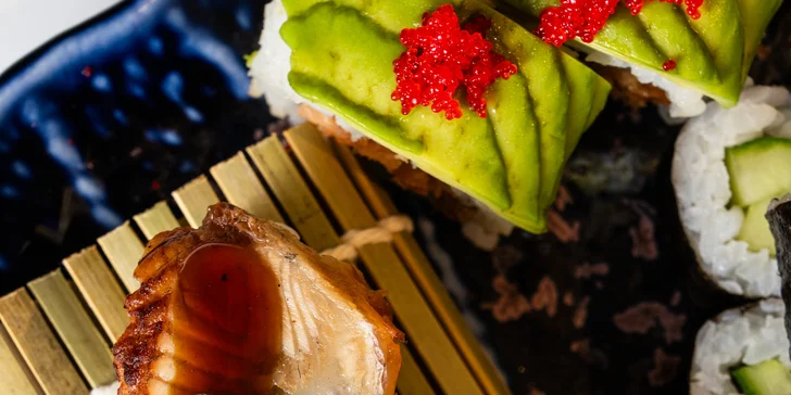 Sushi set s 50 kousky v restauraci v centru Brna: úhoř, losos, tuňák i procecco na přípitek