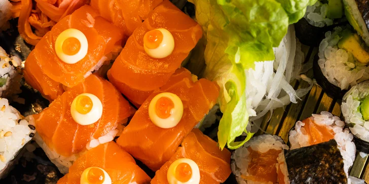 Sushi set s 50 kousky v restauraci v centru Brna: úhoř, losos, tuňák i procecco na přípitek